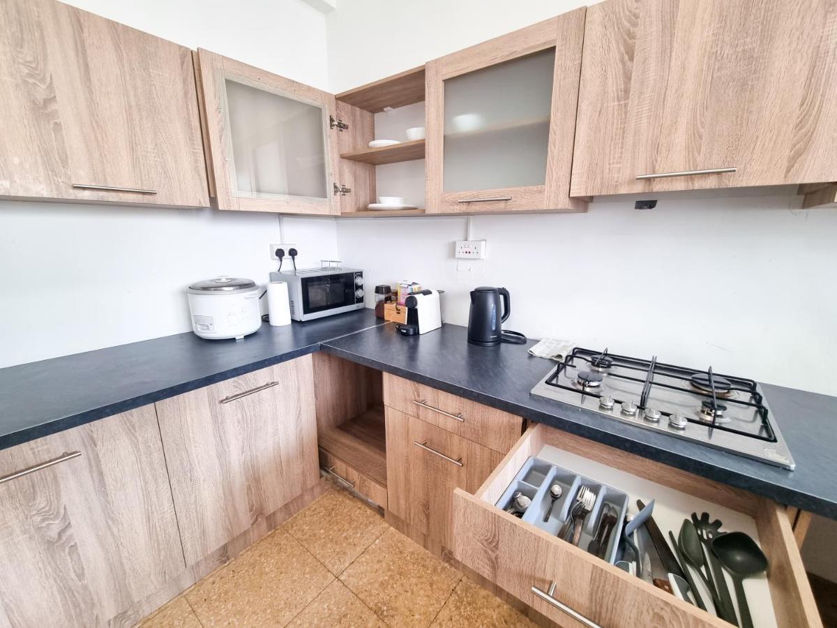 Citycenter Rooms Next To The Beach 라르나카 외부 사진